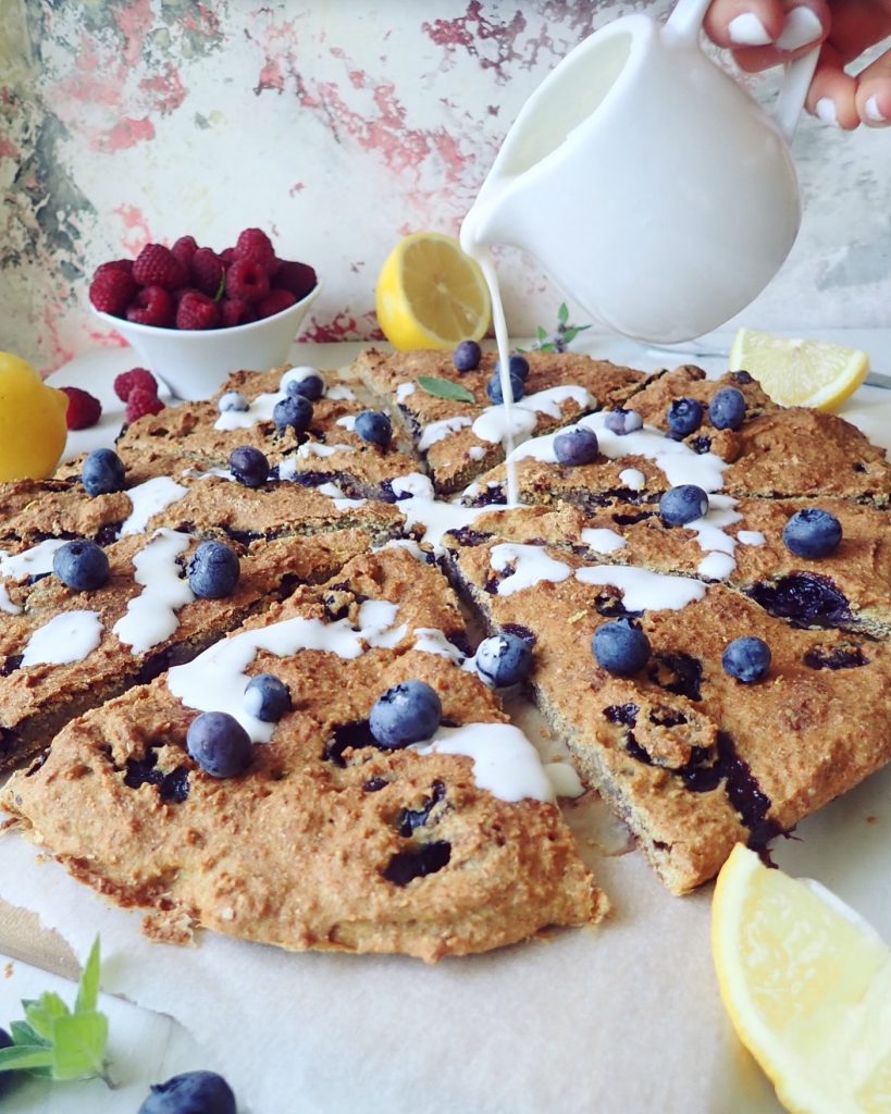 Jagodowe bułeczki Scones z lukrem bez cukru