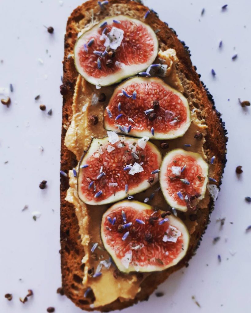 Grillowany vege-tost z figą i masłem orzechowym