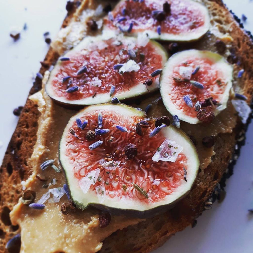 Grillowany vege-tost z figą i masłem orzechowym