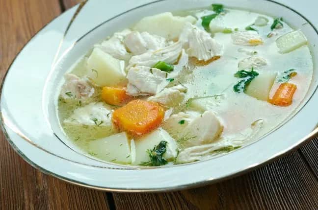 Ile kalorii ma kurczak gotowany w rosole? Zaskakująco niskie wartości!